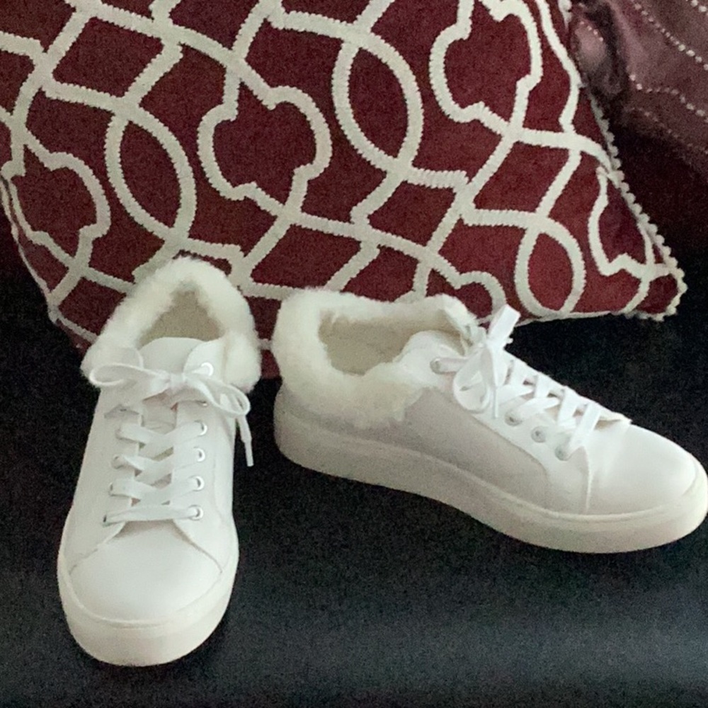 EUC canvas faux fur sneaker g by guess